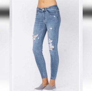 Judy Blue medium blue wash distressed Mid-rise raw hem skinny Jean's 3/26